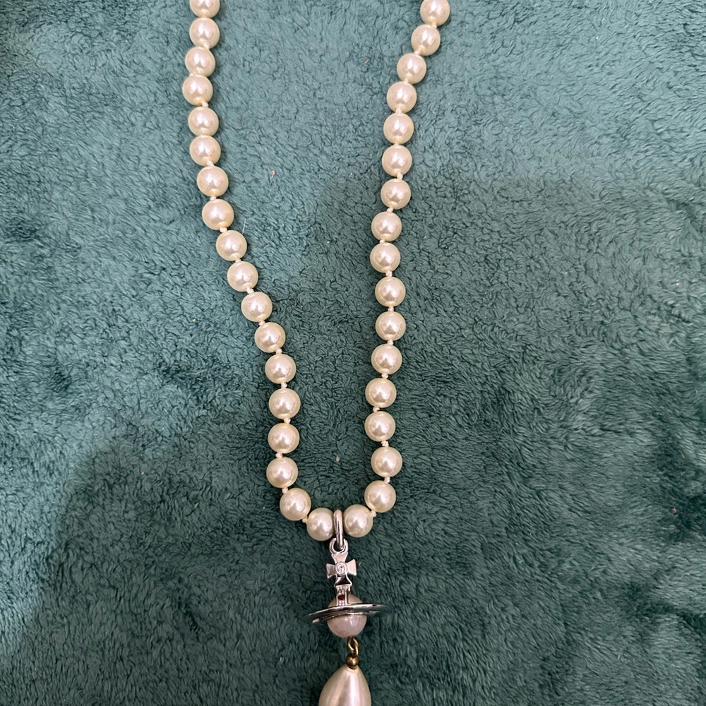Elegant Pearl Necklace with Silver Accents- Vivienne Westwood choker
